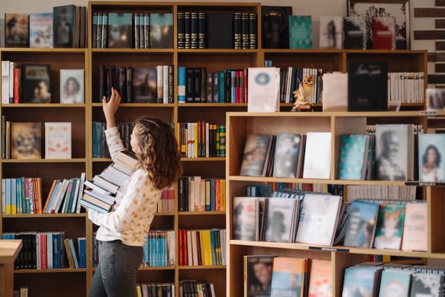 Pensum nauczyciela po urlopie zdrowotnym – jak przydzielać godziny biblioteki i przedmiotu