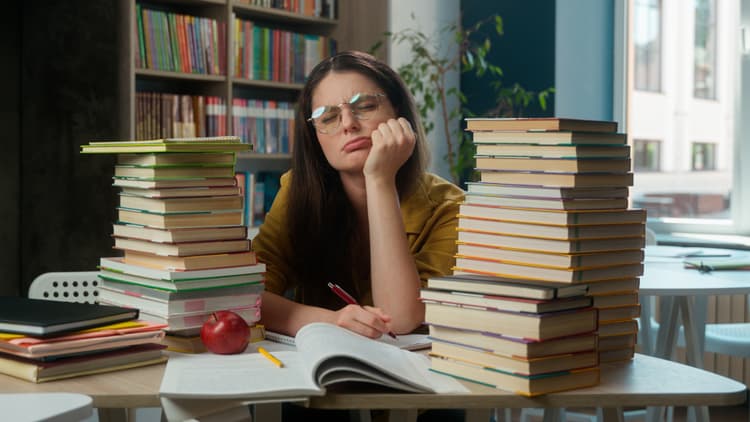 Nauczyciel bibliotekarz a uśrednione pensum – czy zmiana obowiązków w trakcie roku ma znaczenie