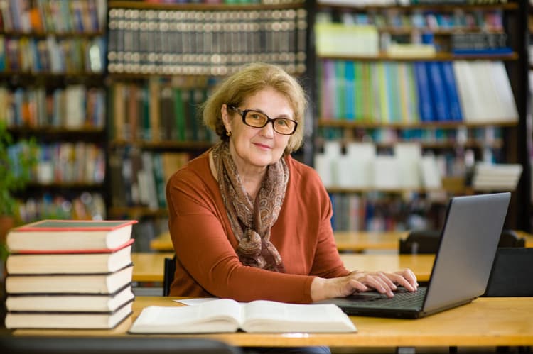 Czy nauczyciel bibliotekarz może pracować w czasie wakacji