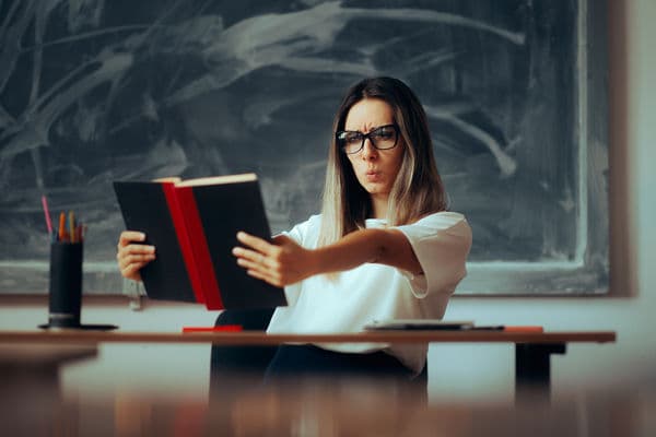 Czy nauczyciel bibliotekarz kontraktowy bez oceny pracy może otrzymać umowę na czas nieokreślony